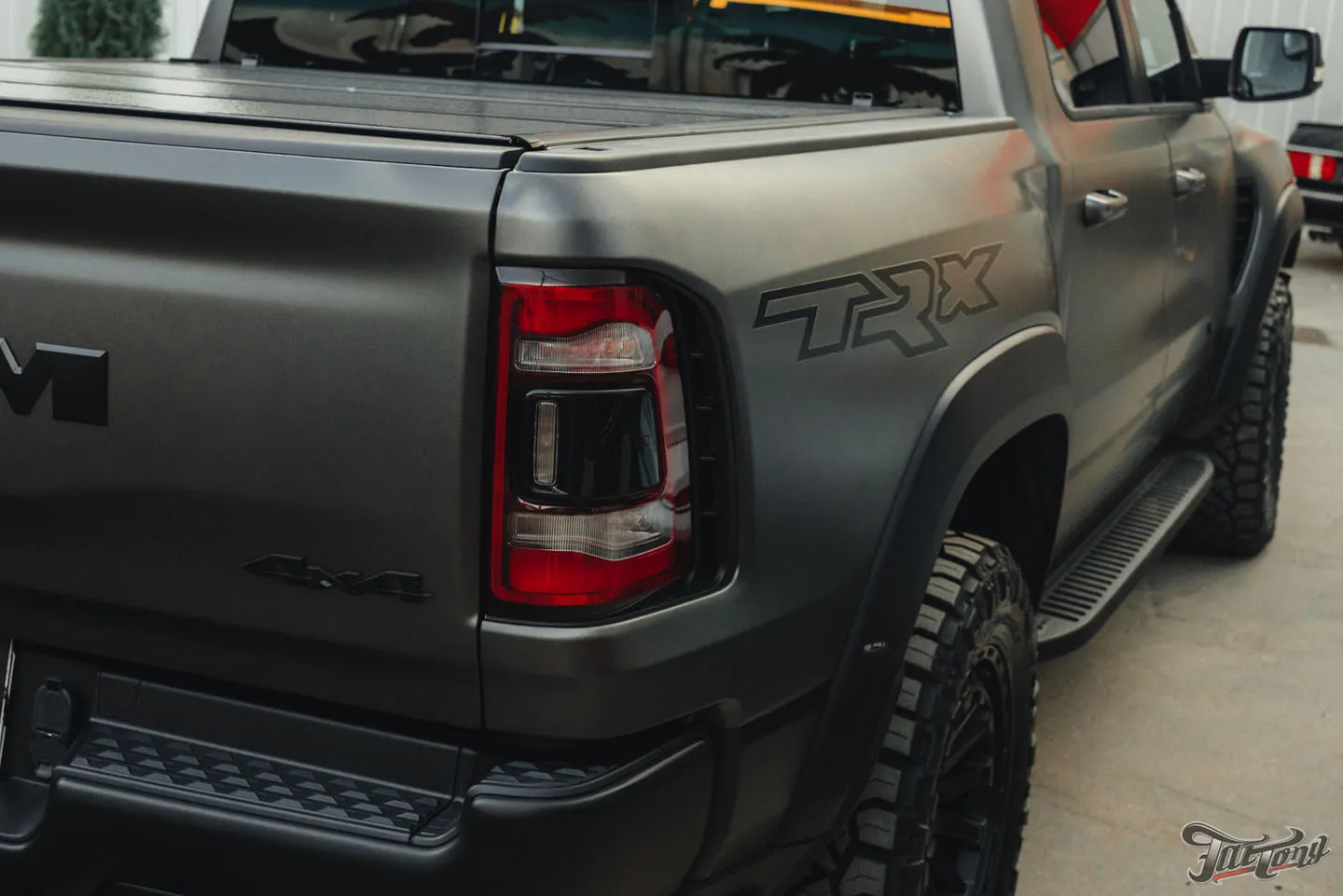 Оклеили RAM TRX матовым полиуретаном и выполнили фирменный Шиномонтаж на вибростенде на стендах Hunter